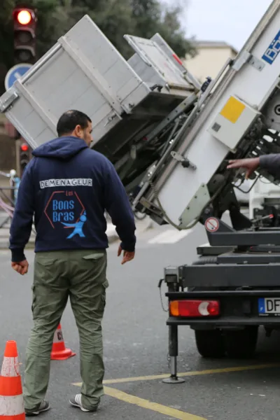 déménageur de dos devant monte-charge