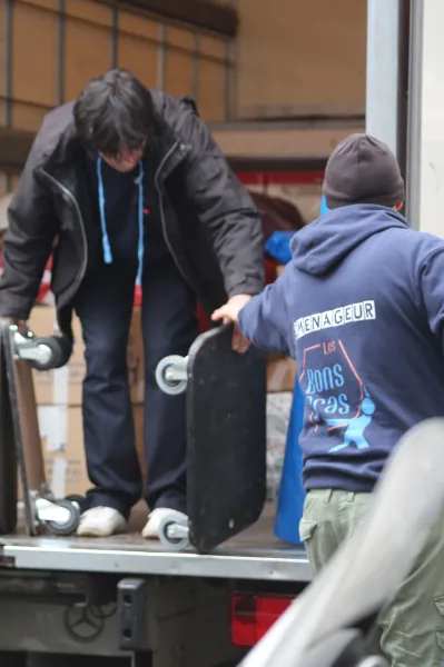 Déménageurs avec chariots