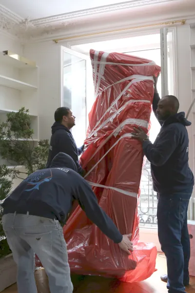 déménageurs avec housse