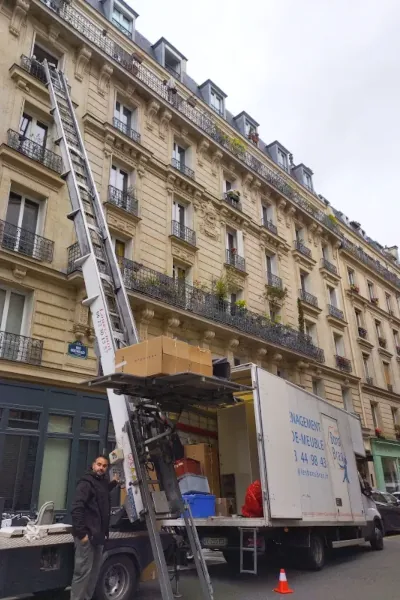 Monte-charge, camion et déménageur